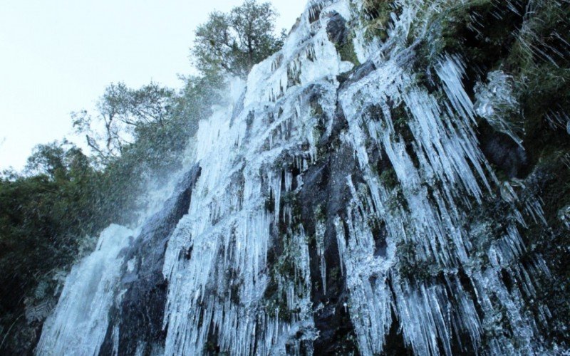 Cidade que leva o título da Capital Nacional do Frio tem a Cascata que Congela | abc+