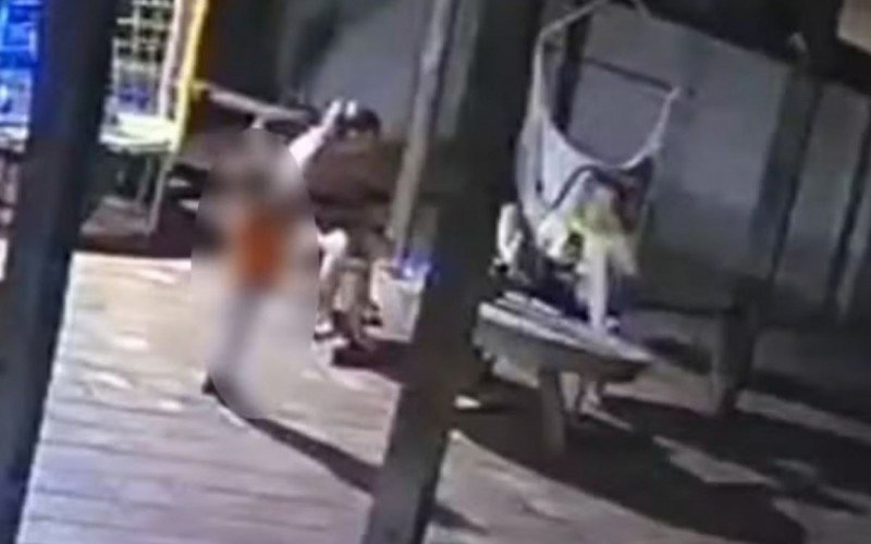 Câmera de monitoramento mostra o momento em que a criança atira acidentalmente contra a mãe | abc+