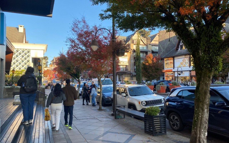 Centro de Gramado com movimentação em dia de sol