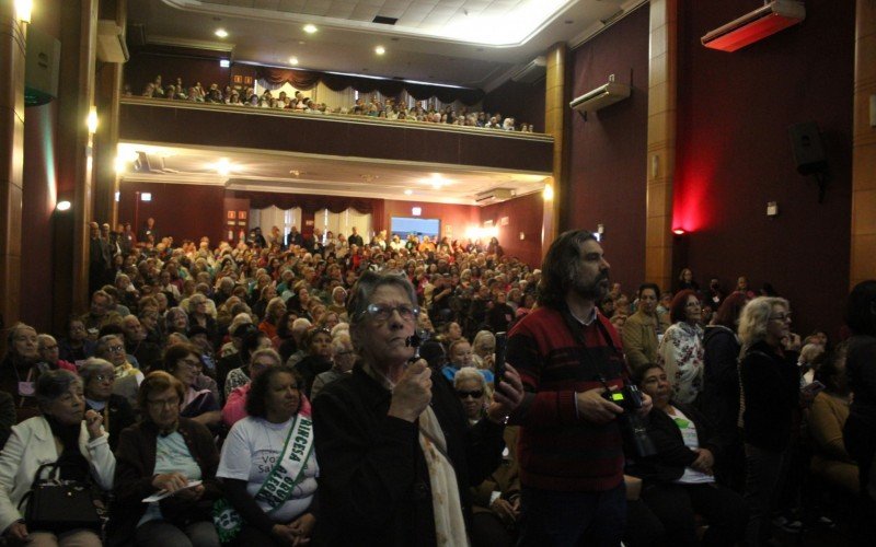 Salão de Atos da Universidade La Salle, na tarde desta segunda-feira (16), acabou lotada com a presença de idosos