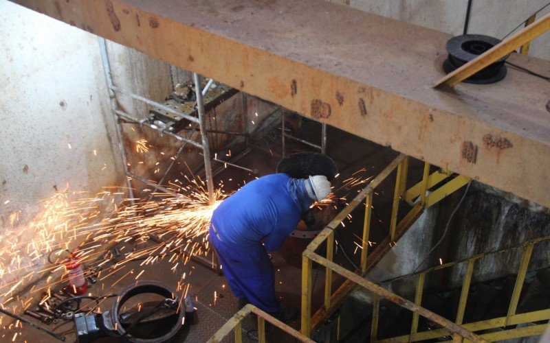 Obras ocorrem dentro da casa de bombas
