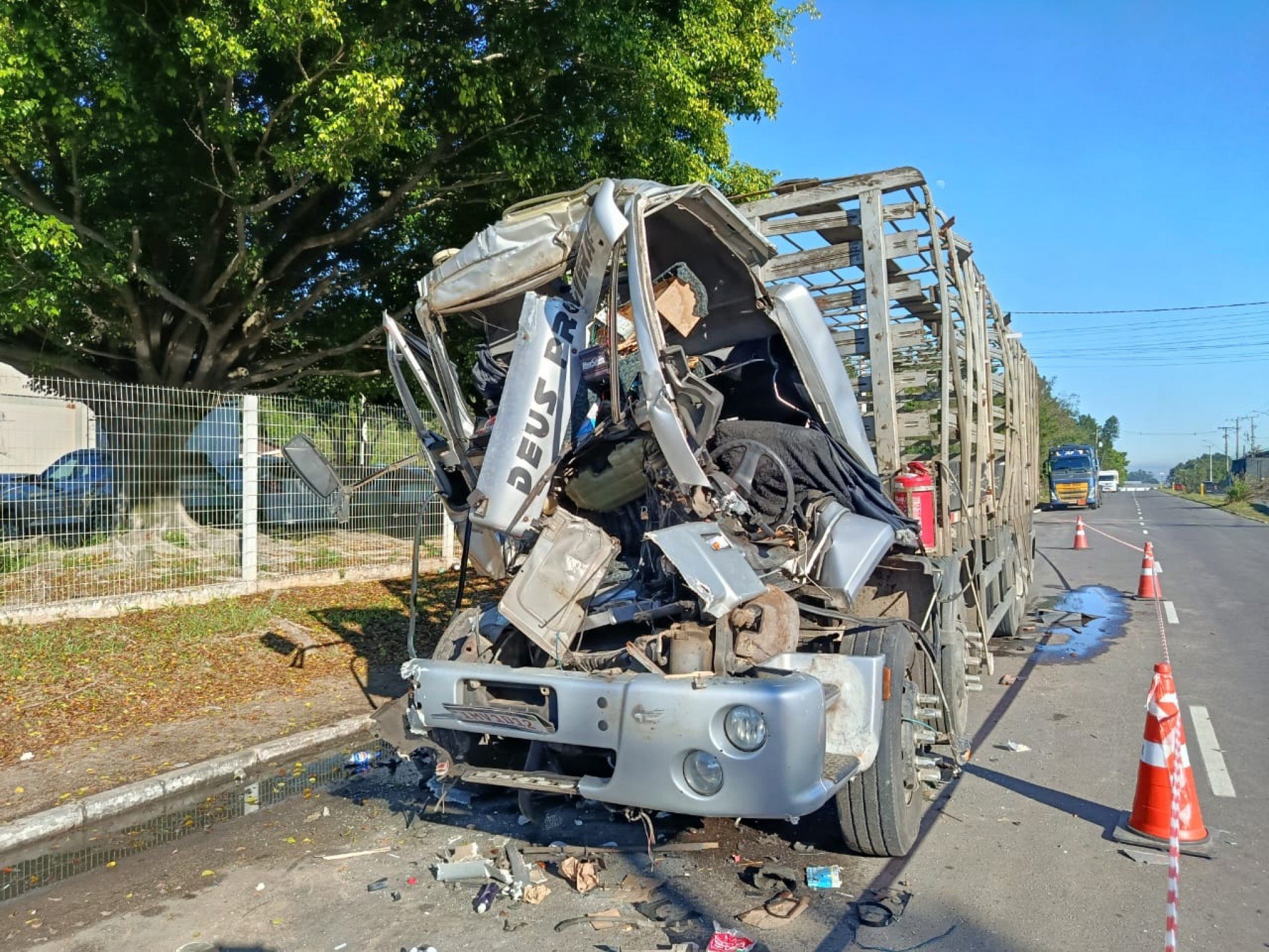 Caminhão carregado com botijões de gás bate em outro caminhão e motorista fica gravemente ferido