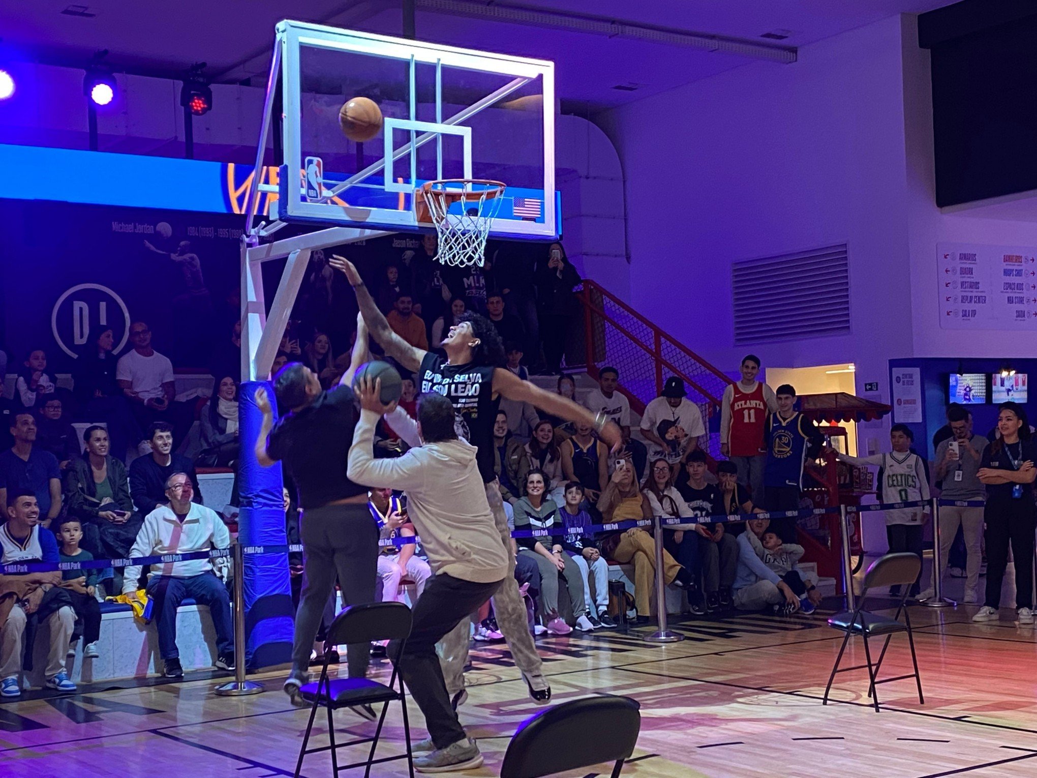 Único jogador brasileiro de basquete na NBA participa de dinâmicas em parque de Gramado