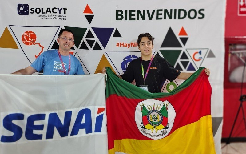 Professor do Senai São Leopoldo, Alexandre Silveira de Paula, e o aluno Arthur Maycá da Silva, em feira no México