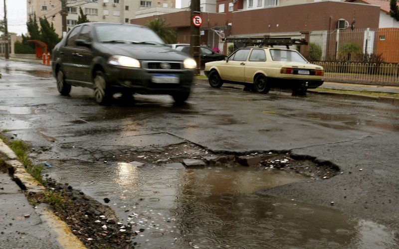 Moradores da Rua Joaquim Caetano, no bairro Fátima, já viram veículos perderem calotas e até rodas nos buracos