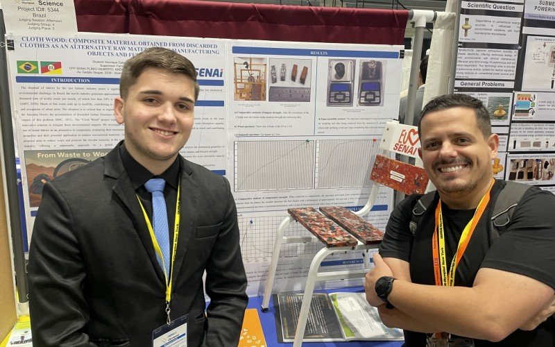 Henrique Pisaroglo com o professor Fernando Aguiar, em feira nos Estados Unidos