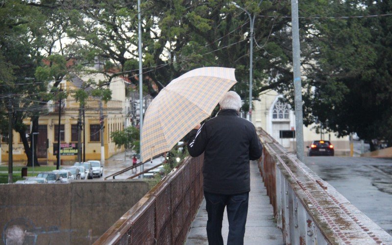 Pedestres na chuva, com uso de guarda-chuvas - junho de 2025 | abc+