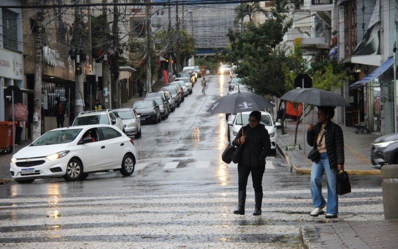 Pedestres na chuva, com uso de guarda-chuvas - junho de 2025 | abc+