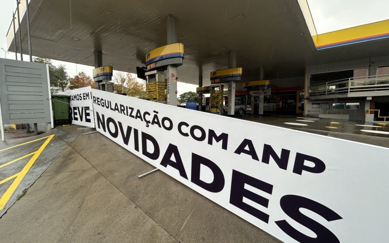 Posto de combustível interditado coloca placas de publicidade anunciando que busca regularizar situação com a ANP