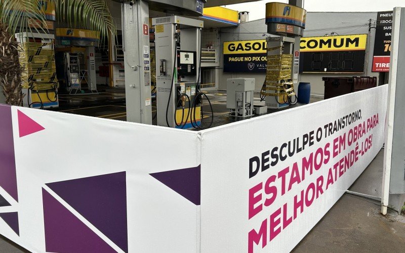 Posto de combustível interditado coloca placas de publicidade anunciando que busca regularizar situação com a ANP
