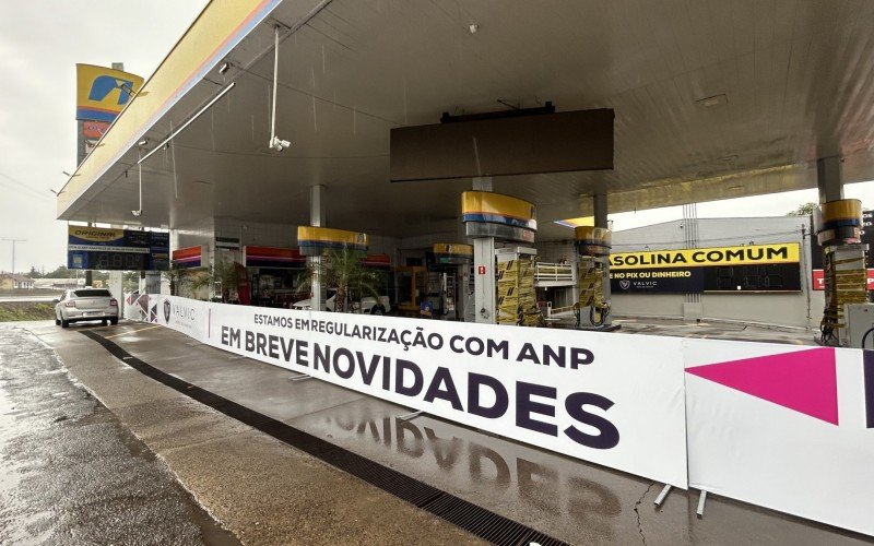 Posto de combustível interditado coloca placas de publicidade anunciando que busca regularizar situação com a ANP