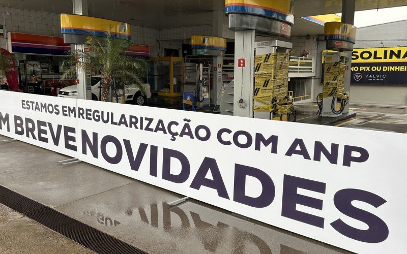 Posto de combustível interditado coloca placas de publicidade anunciando que busca regularizar situação com a ANP | abc+