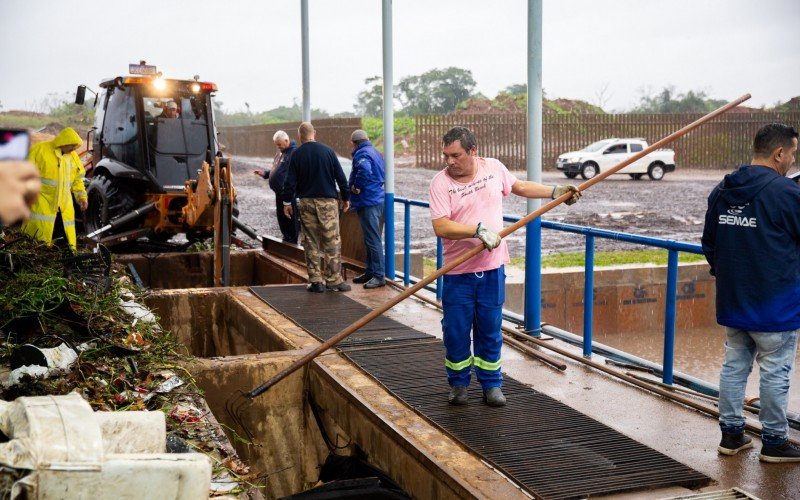 Equipes do Semae fizeram limpeza na Casa de Bombas da Avenida João Corrêa
