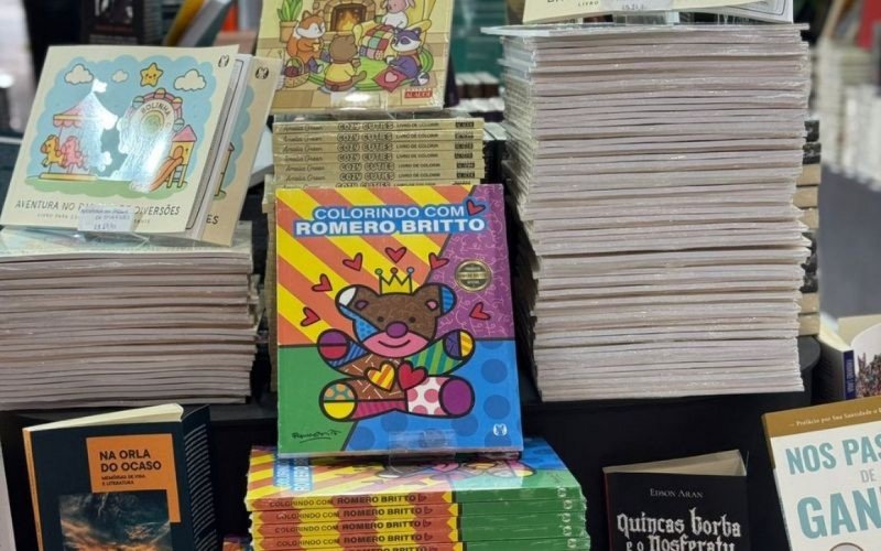 Livro se chama Colorindo com Romero Britto | abc+