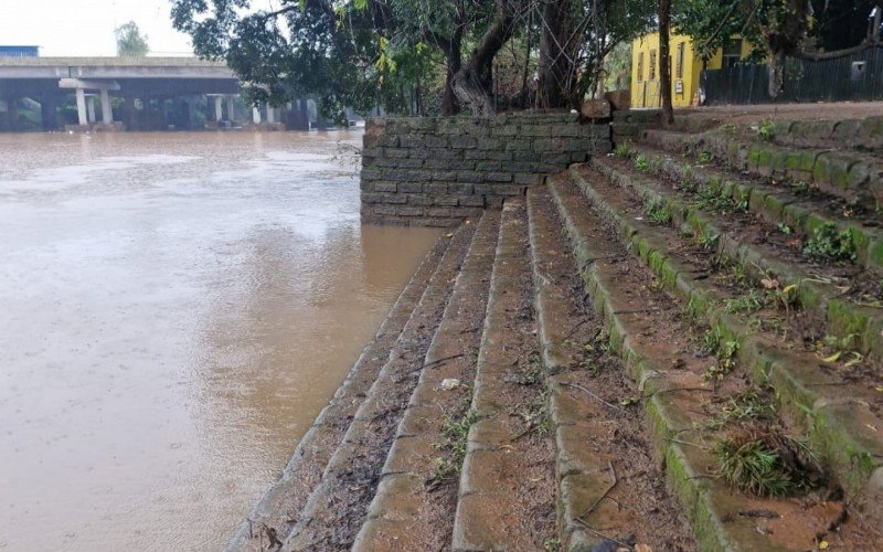 Nível do Rio dos Sinos estava em 2,39 metros no fim da manhã desta terça-feira (17), conforme régua que fica na Rua da Praia