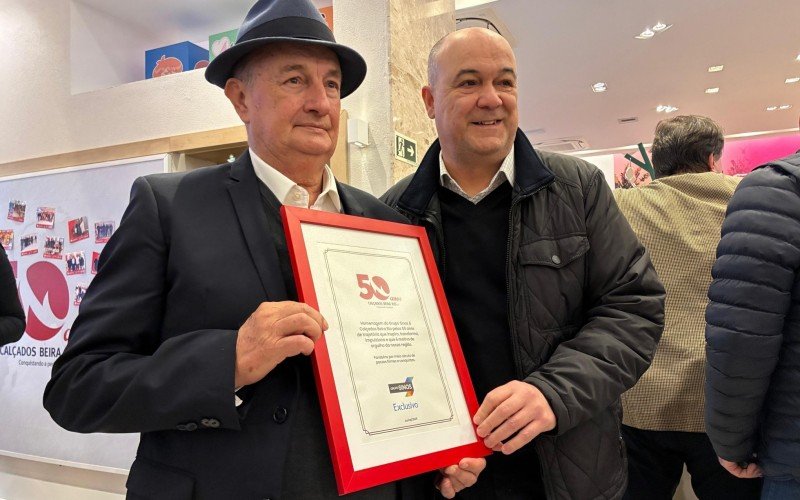Roberto Argenta recebe placa de Fernando Gusmão em homenagem aos 50 anos da empresa | abc+