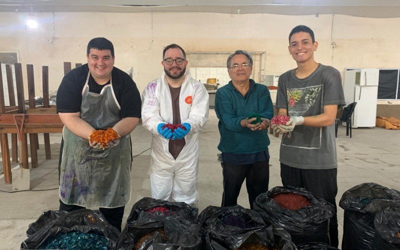 Corpus Christi: paroquianos da Paróquia Nossa Senhora Medianeira preparam as serragens que serão utilizadas nos tapetes na quinta-feira