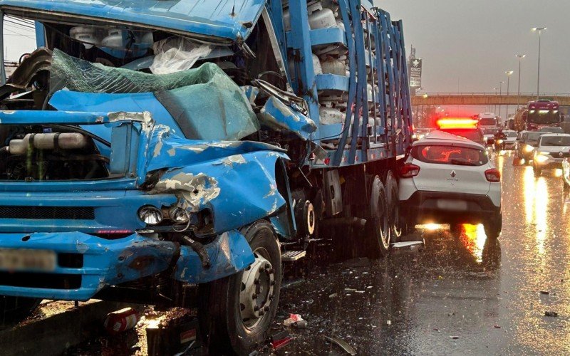 Acidente com morte de caminhoneiro sobre o viaduto da Boqueirão, em Canoas | abc+