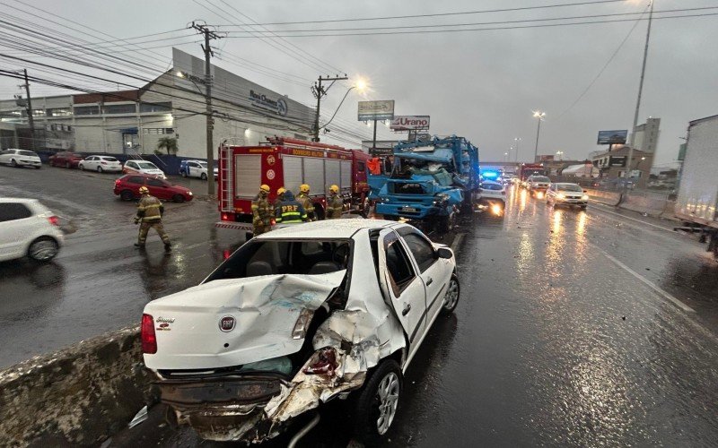 Acidente com morte de caminhoneiro sobre o viaduto da Boqueirão, em Canoas | abc+