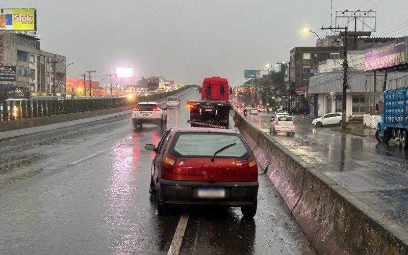 Acidente com morte de caminhoneiro sobre o viaduto da Boqueirão, em Canoas | abc+