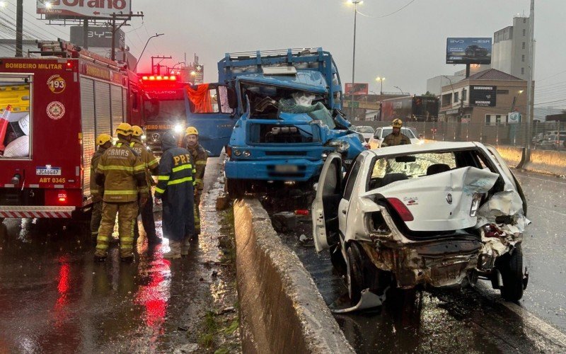 Acidente com morte de caminhoneiro sobre o viaduto da Boqueirão, em Canoas | abc+