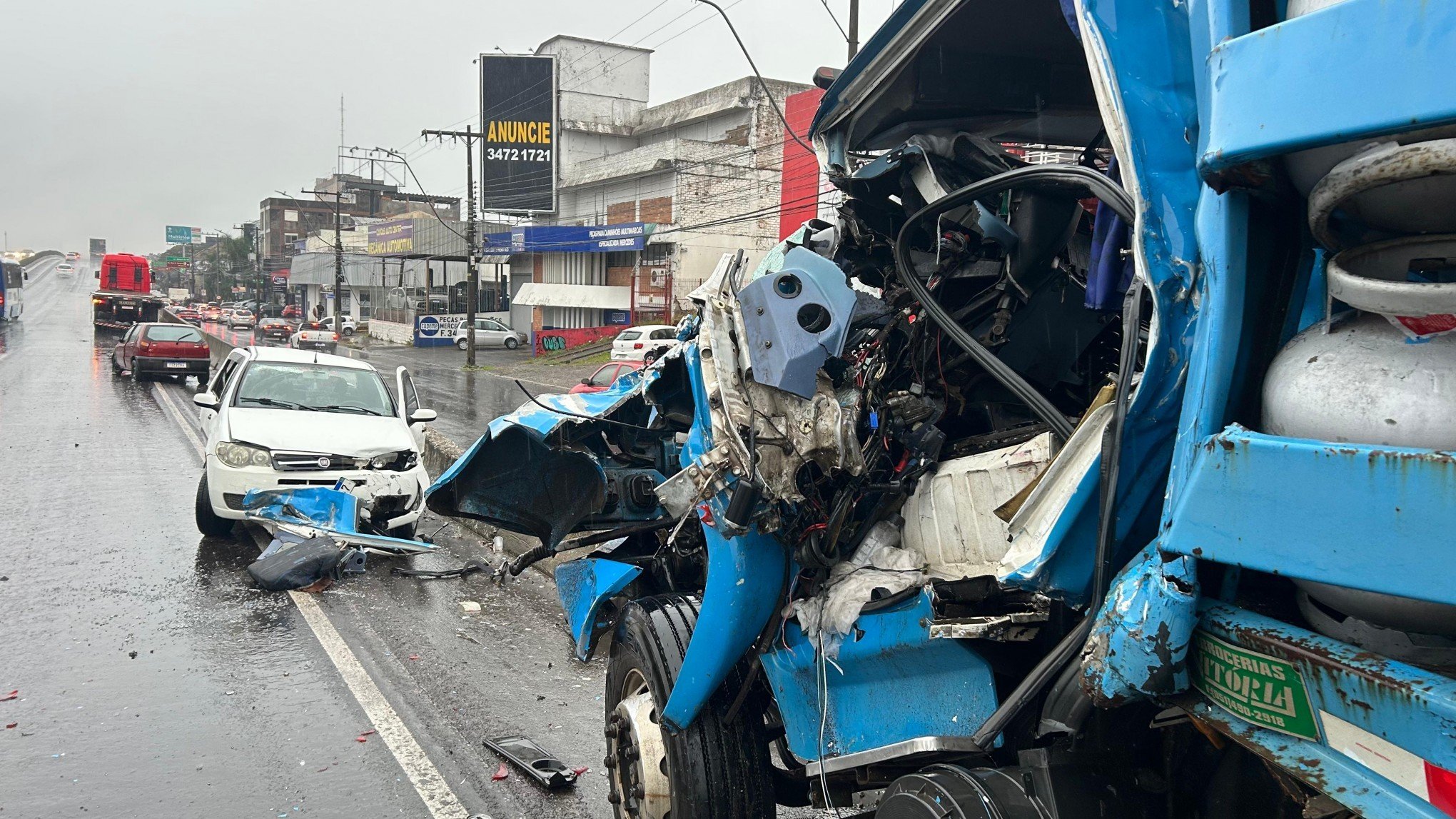 VÍDEO: Câmera de segurança flagra momento de engavetamento que causou morte de caminhoneiro na BR-116