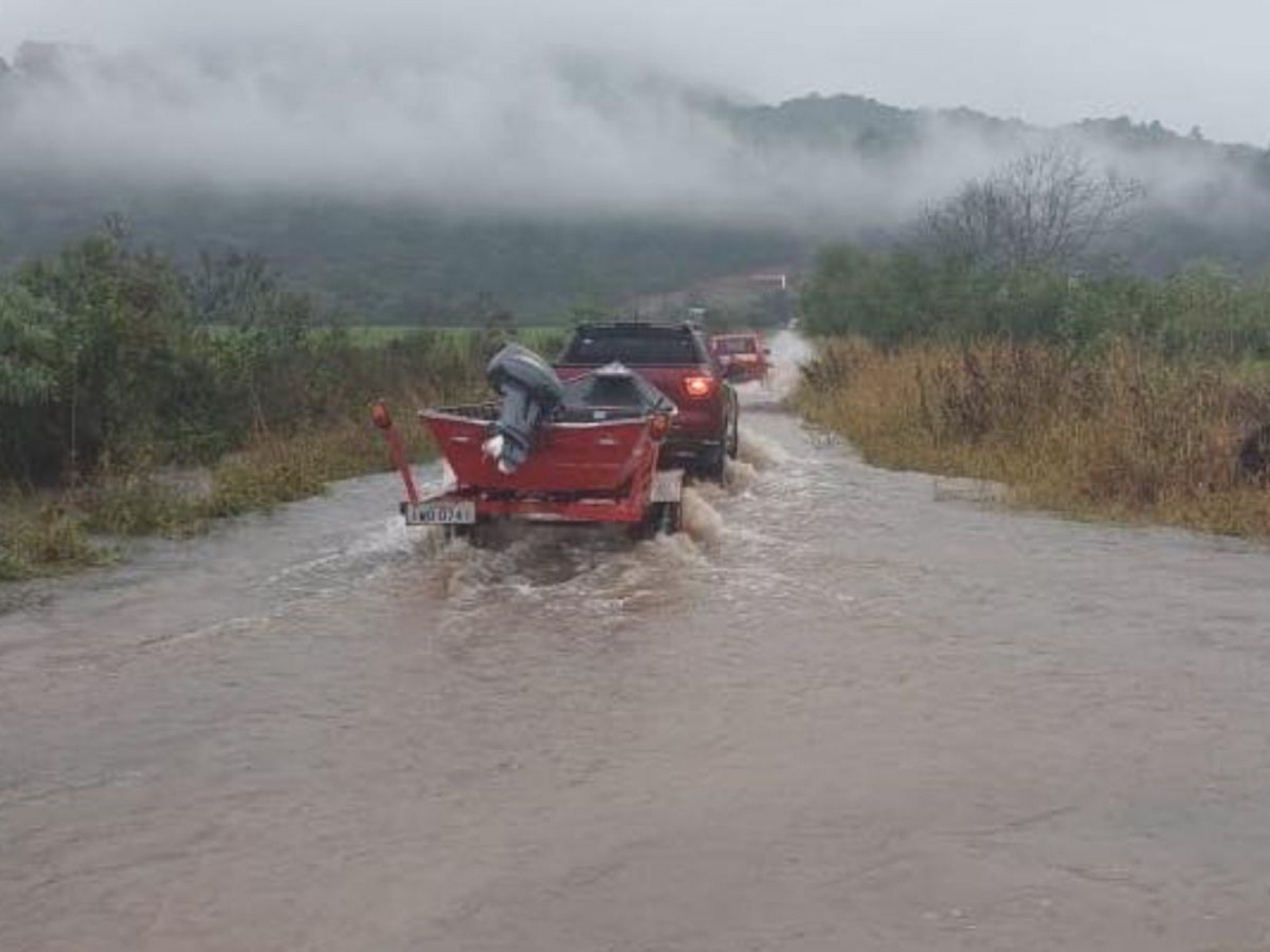 Carro é levado pela força da água em cidade do RS; bombeiros fazem buscas