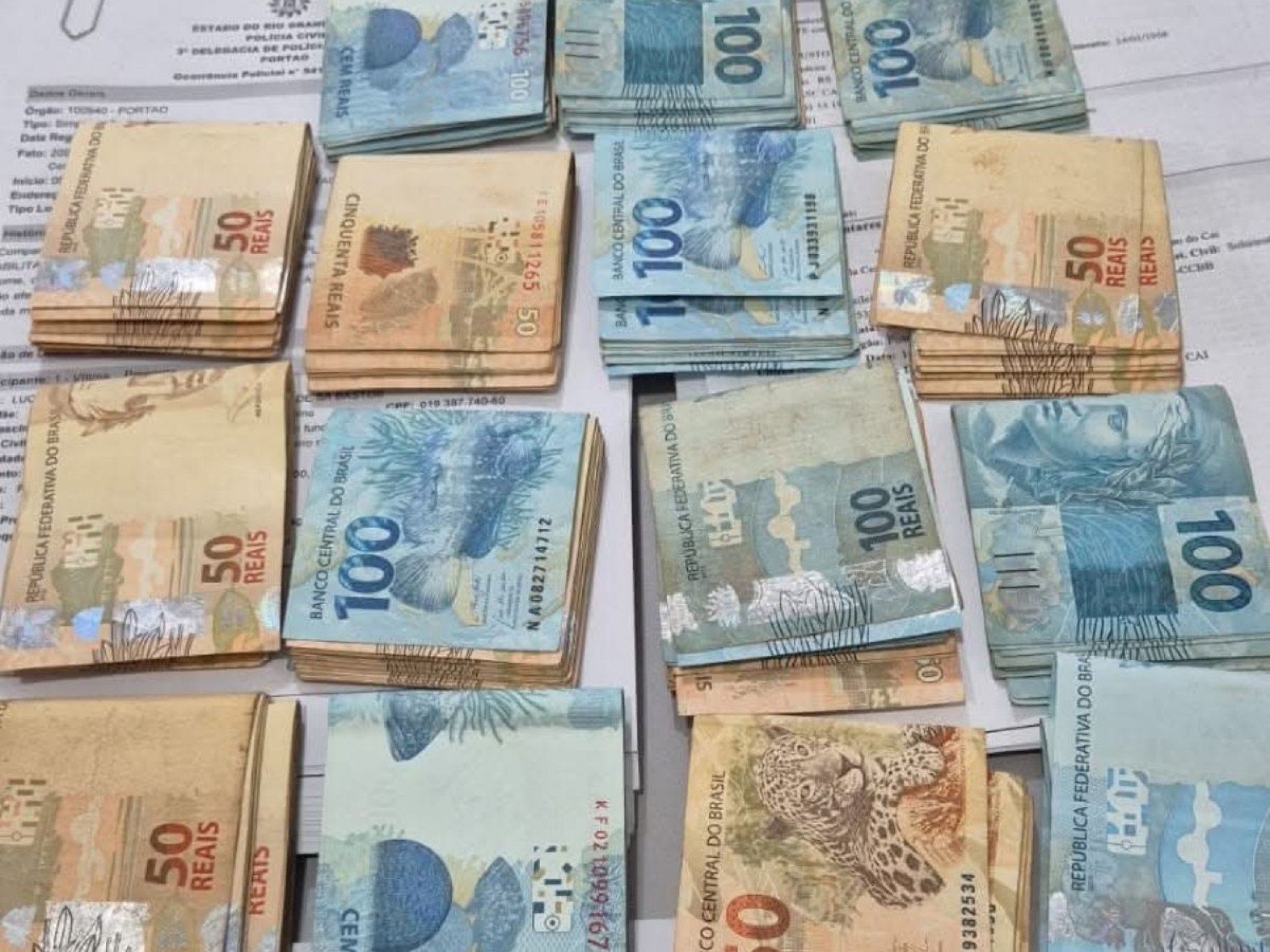 Idosa tenta subornar policiais com R$ 15 mil dentro da delegacia e acaba presa no Vale do Sinos