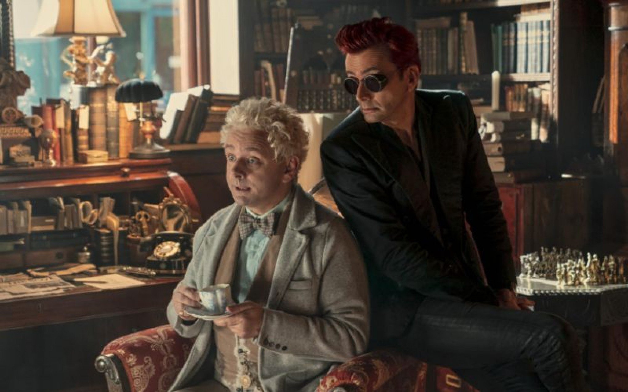 Episódio final de Good Omens pode não ir ao ar após escritor ser acusado de abuso; entenda