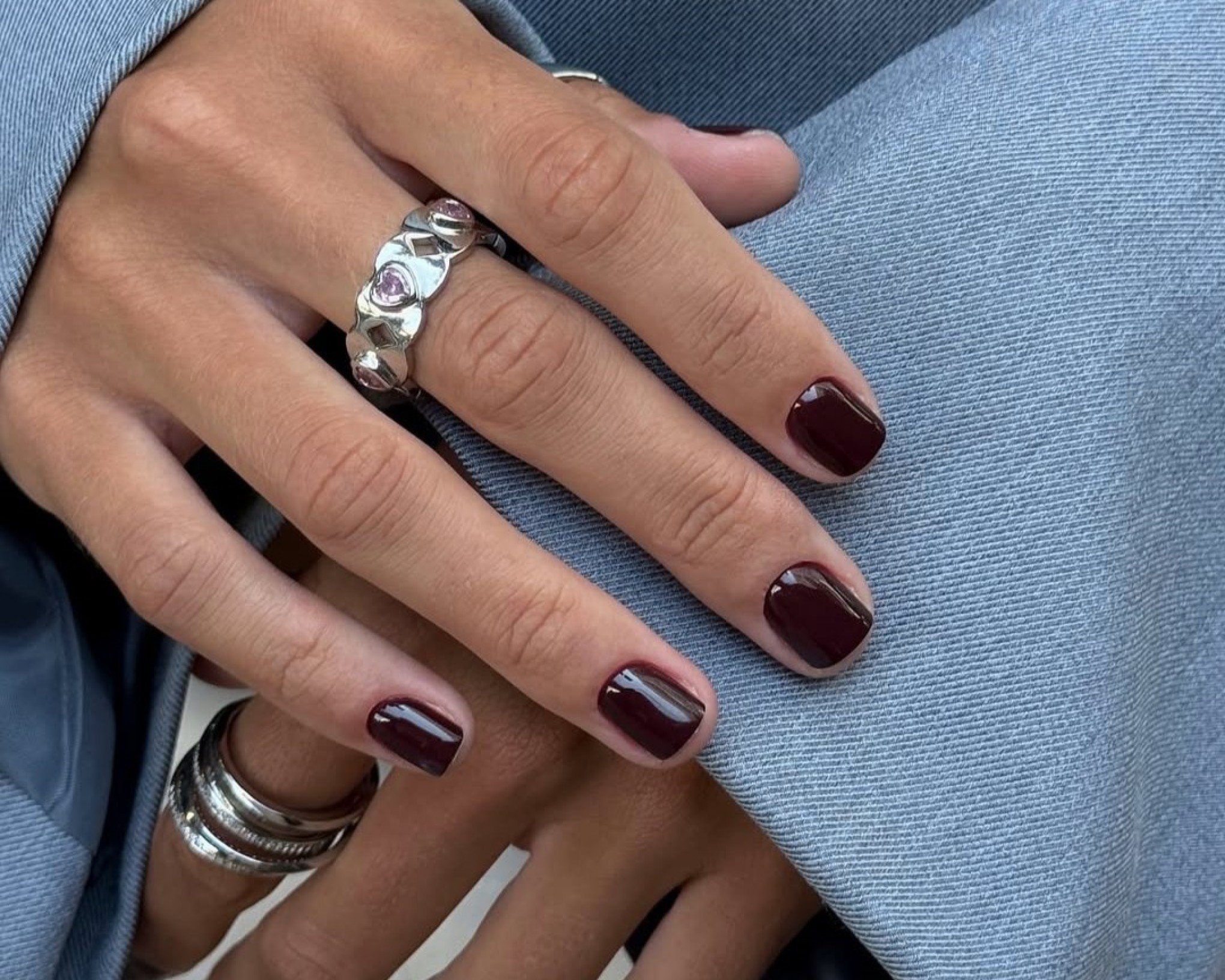 Esmalte com protetor solar? Conheça a tendência que une beleza e proteção para as unhas