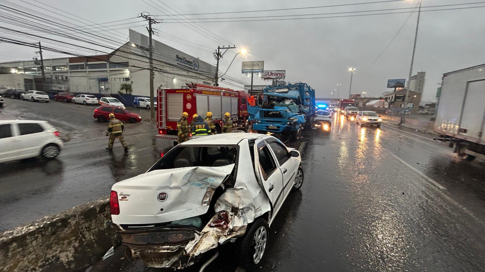 BR-116: "Puxei o carro pro lado e evitei que ele fosse prensado entre o caminhão de gás e a carreta", diz motorista