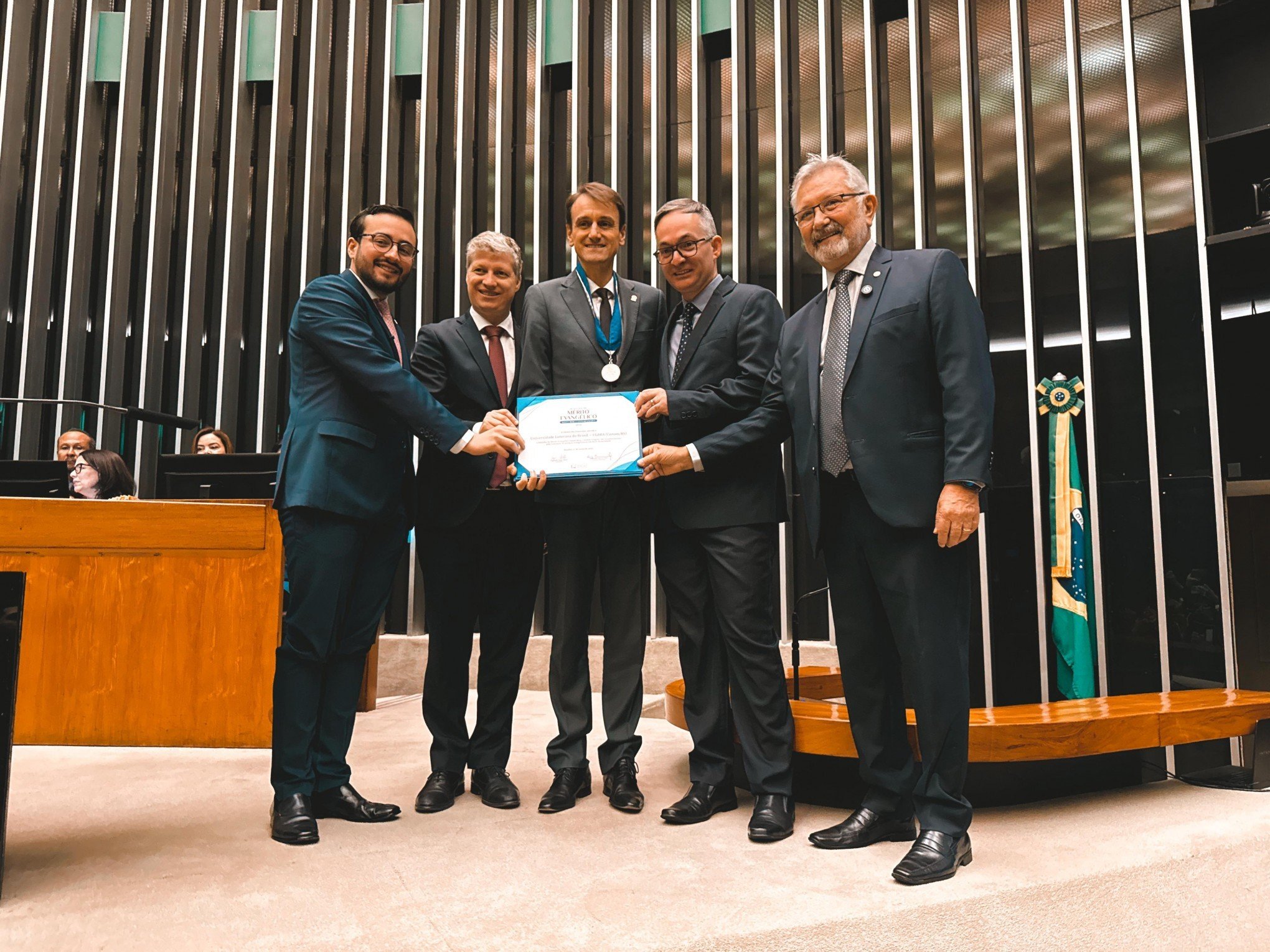 Ulbra recebe medalha da Câmara Federal  por acolhimento na enchente de 2024