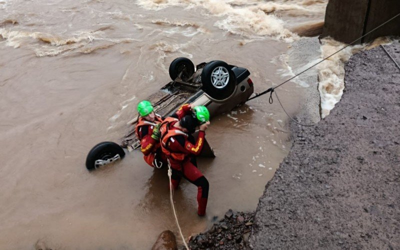 Carro cai de ponte sobre rio e motorista é encontrado morto na região | abc+
