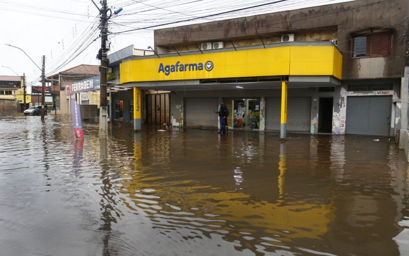 Avenida Rio Grande do Sul, no bairro Mathias Velho, acabou tomado pela água devido às chuvas, nesta quarta-feira (18)