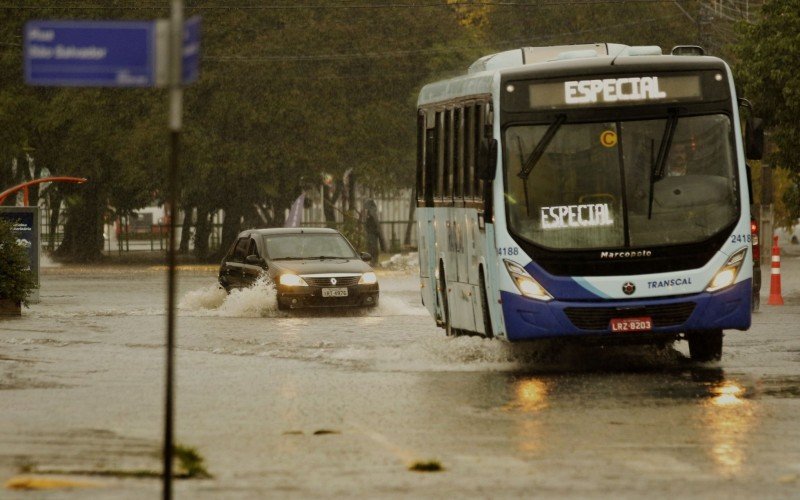  18/06/2 5 RUAS ALAGADAS E DESABRIGADOS