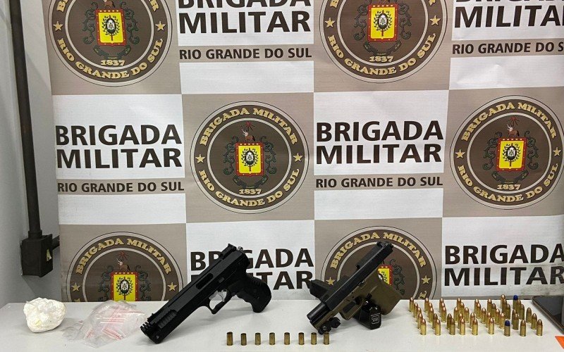 Armas apreendidas com homens que mataram cachorro no bairro Canudos | abc+