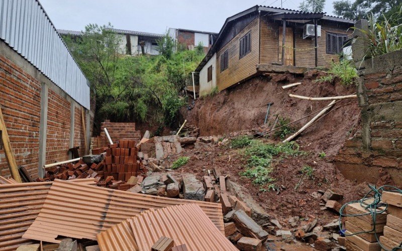 Deslizamento de terra afeta casa na Rua das Araucárias | abc+
