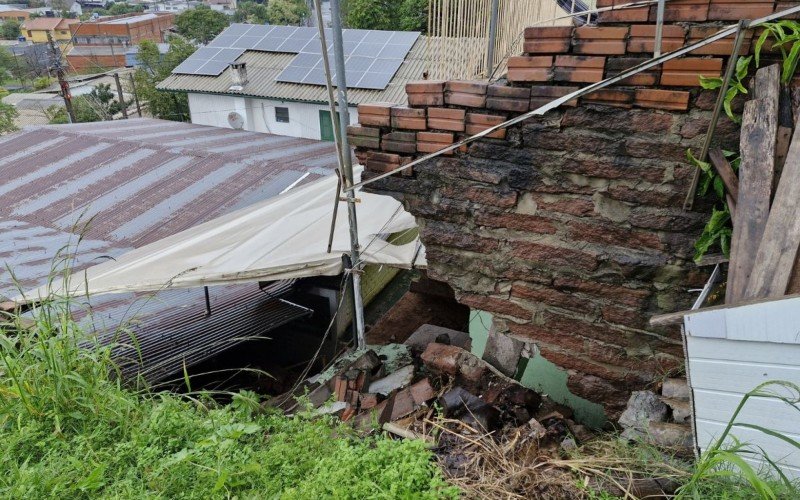 Deslizamento de terra afeta casa na Rua Rio Negro, bairro Liberdade | abc+