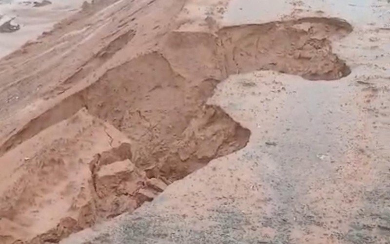 Moradores mostram fissuras no dique da Santo Afonso; Prefeitura diz que não há risco | abc+