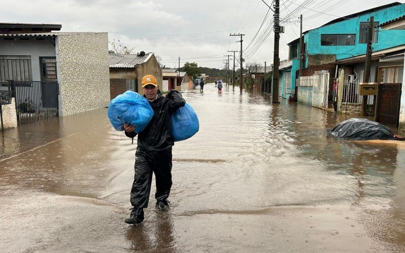 Edson já retirou móveis e eletrodomésticos na madrugada desta quarta-feira e voltou pela manhã para buscar roupas | abc+