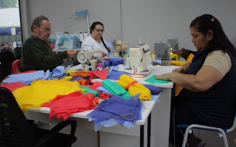 Oficina de costura criativa é uma das atividades da ONG