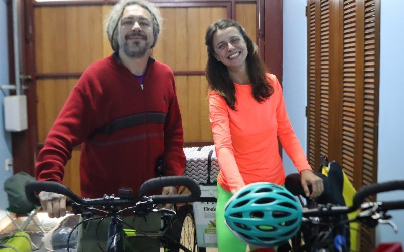 O casal Aldrius Dreheier Lemes e Danusa Cristina da Rosa, de Campo Bom, embarcam para aventura na América Latina no próximo final de semana. | abc+