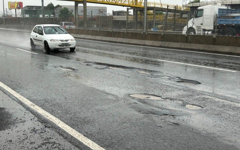 Na BR-116, em São Leopoldo, buracos começam a aparecer de forma mais explicita após dias chuvosos | abc+