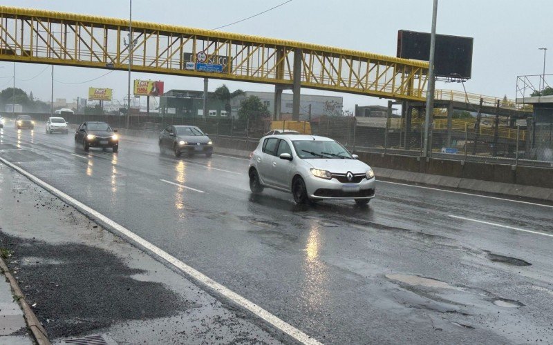 Buracos começam a aparecer na BR-116 com excesso de chuva dos últimos dias