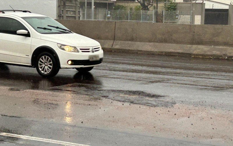 Buracos começam a aparecer na BR-116 com excesso de chuva dos últimos dias