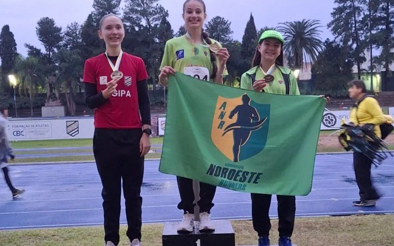 Isadora com a medalha de ouro na competição realizada na Sogipa | abc+
