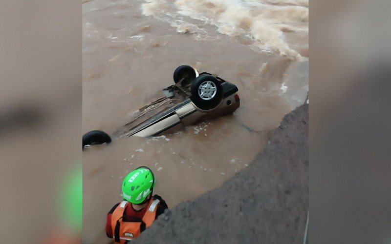 Jovem morre após carro cair de ponte em Nova Petrópolis | abc+