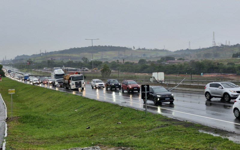 Queda de poste causa congestionamento na BR-116 | abc+
