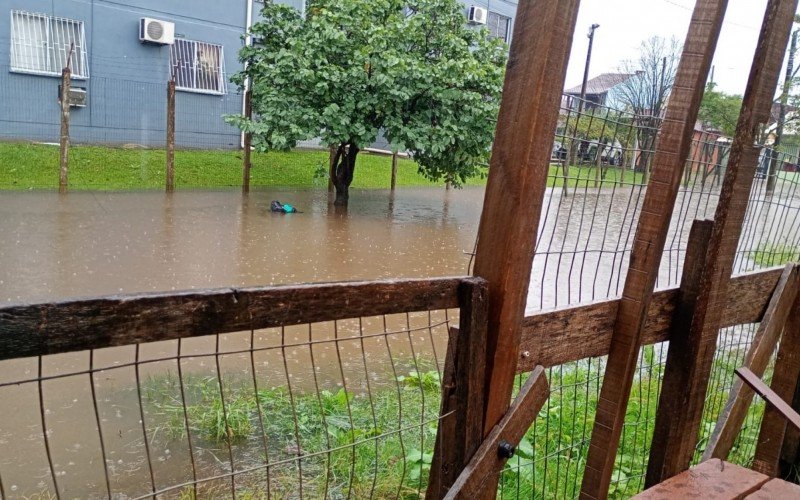 Água chegou até o portão da casa de Cristina, na Rua Tenente Pinheiro, bairro Santos Dumont