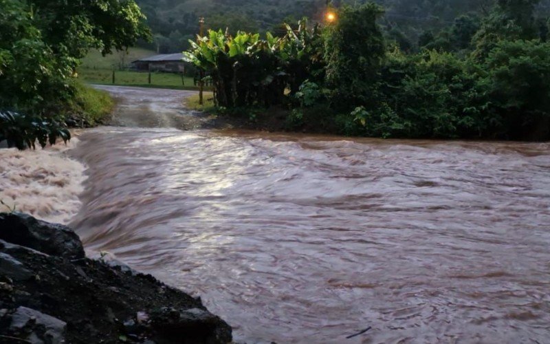 Situação do Rio Padilha, em Taquara, na manhã desta quarta-feira (18) | abc+